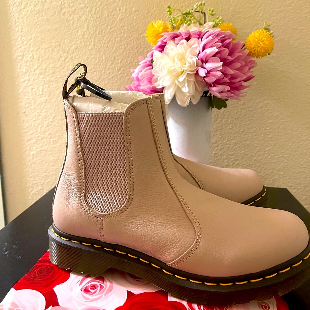 NWT Dr. Martens Women's Light Tan Ankle Boots Comfy sturdy